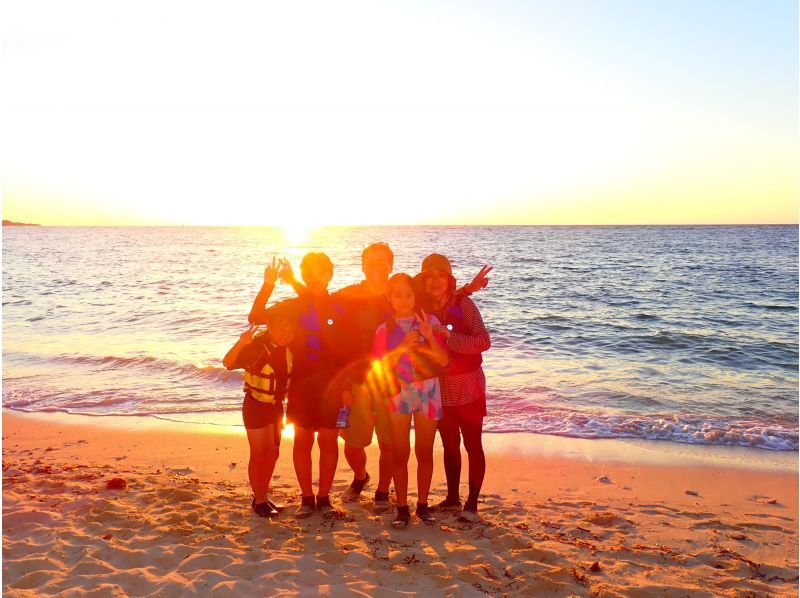 [Okinawa, Onna Village/Maeda Cape area] We will guide you to a popular photogenic spot! A fully-chartered sunset SUP cruising tour with the sun setting on the west coast as your backdropの紹介画像