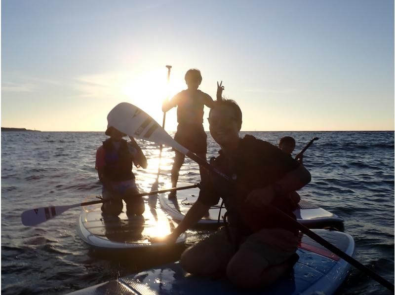 [Okinawa, Onna Village/Maeda Cape area] We will guide you to a popular photogenic spot! A fully-chartered sunset SUP cruising tour with the sun setting on the west coast as your backdropの紹介画像