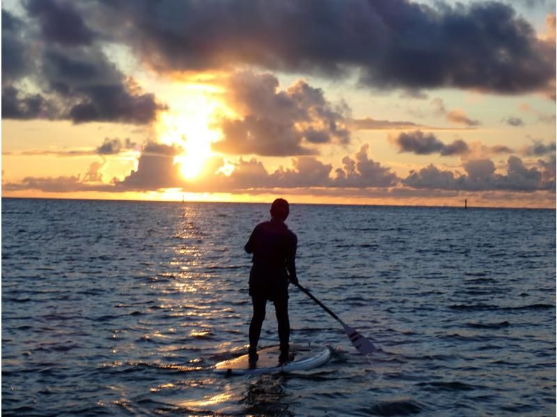 [Okinawa, Onna Village/Maeda Cape area] We will guide you to a popular photogenic spot! A fully-chartered sunset SUP cruising tour with the sun setting on the west coast as your backdropの紹介画像