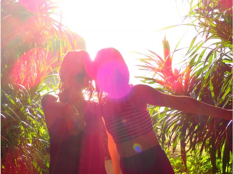 [Okinawa, Onna Village/Maeda Cape area] We will guide you to a popular photogenic spot! A fully-chartered sunset SUP cruising tour with the sun setting on the west coast as your backdropの紹介画像