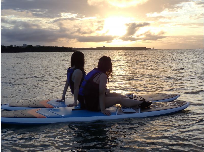 [Okinawa, Onna Village/Maeda Cape area] We will guide you to a popular photogenic spot! A fully-chartered sunset SUP cruising tour with the sun setting on the west coast as your backdropの紹介画像