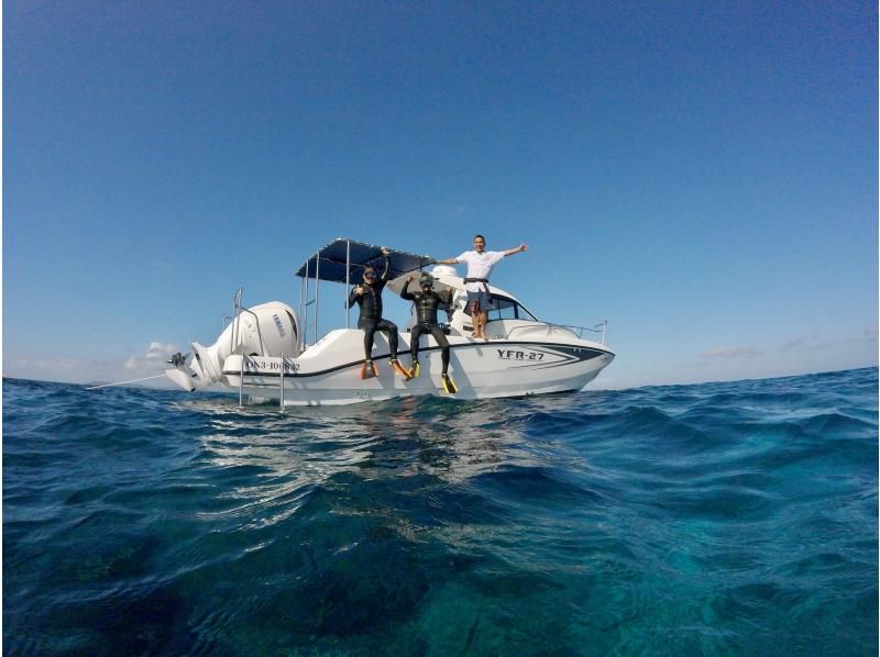 [Departing from Chatan] Fully charter boat for families and groups! Tropical fishing & snorkeling! Free photo rental included! 150 minutes, up to 8 peopleの紹介画像