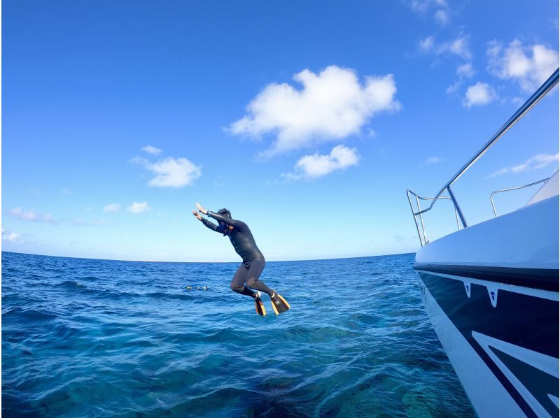 [Departing from Chatan] Fully charter boat for families and groups! Tropical fishing & snorkeling! Free photo rental included! 150 minutes, up to 8 peopleの紹介画像