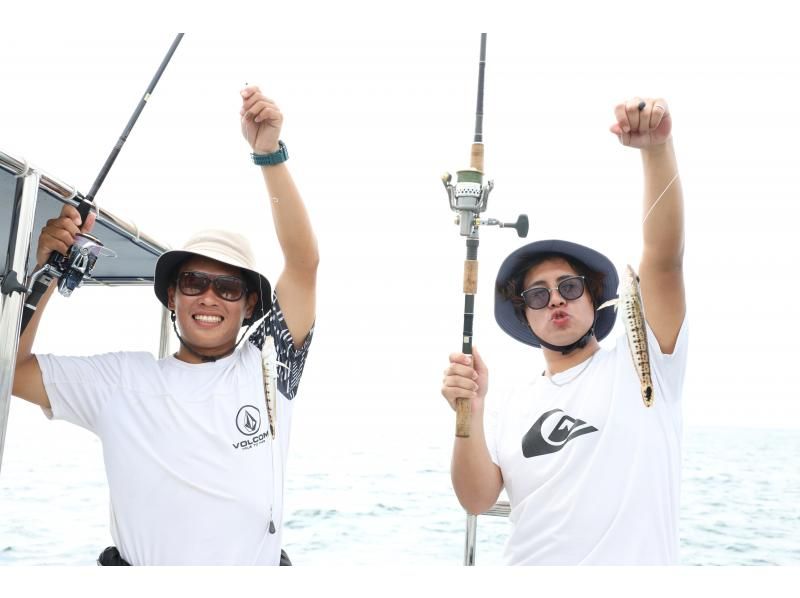 [Departing from Chatan] Fully charter boat for families and groups! Tropical fishing & snorkeling! Free photo rental included! 150 minutes, up to 8 peopleの紹介画像