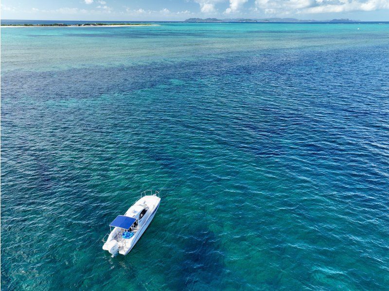 [Departing from Chatan] Fully charter boat for families and groups! Tropical fishing & snorkeling! Free photo rental included! 150 minutes, up to 8 peopleの紹介画像