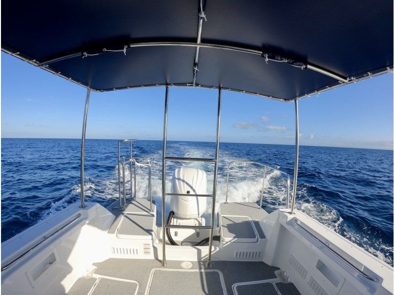 [Departing from Chatan] Fully charter boat for families and groups! Tropical fishing & snorkeling! Free photo rental included! 150 minutes, up to 8 peopleの紹介画像