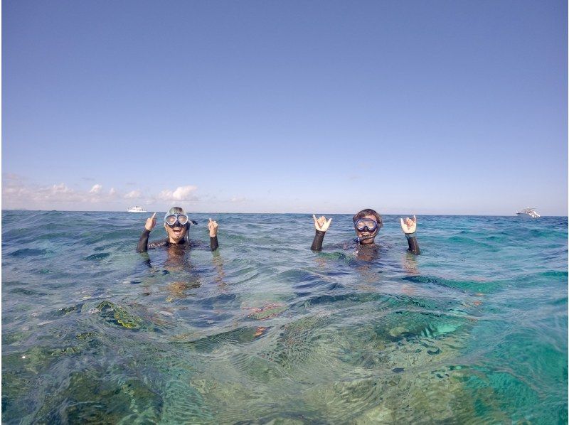 [Departing from Chatan] Fully charter boat for families and groups! Tropical fishing & snorkeling! Free photo rental included! 150 minutes, up to 8 peopleの紹介画像