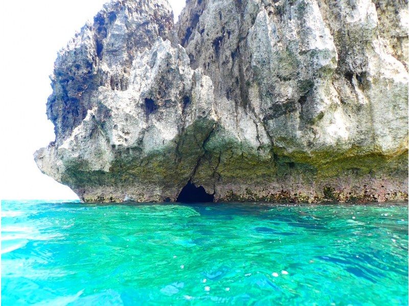 [Irabu Island/Half-day] Pick-up and drop-off available! Blue cave x countless fish! "Sapphire Cave" snorkeling & cave exploration ★ High chance of encountering fish ★ Free photo data/equipment!の紹介画像