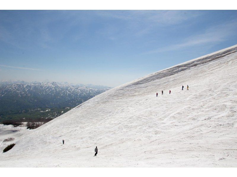【山形｜月山】6月まで滑れる!!夏スノーボードを楽しもう!!※お泊りのホテルからスキー場まで送迎付きの紹介画像