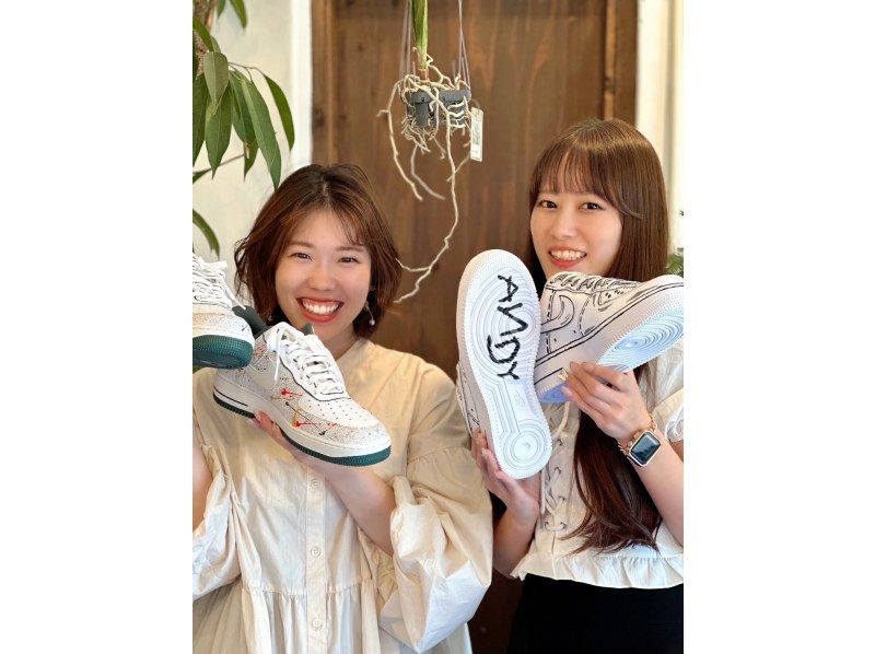 [Fukushima-ku, Osaka] Sneaker painting experience: Create your own custom sneakersの紹介画像