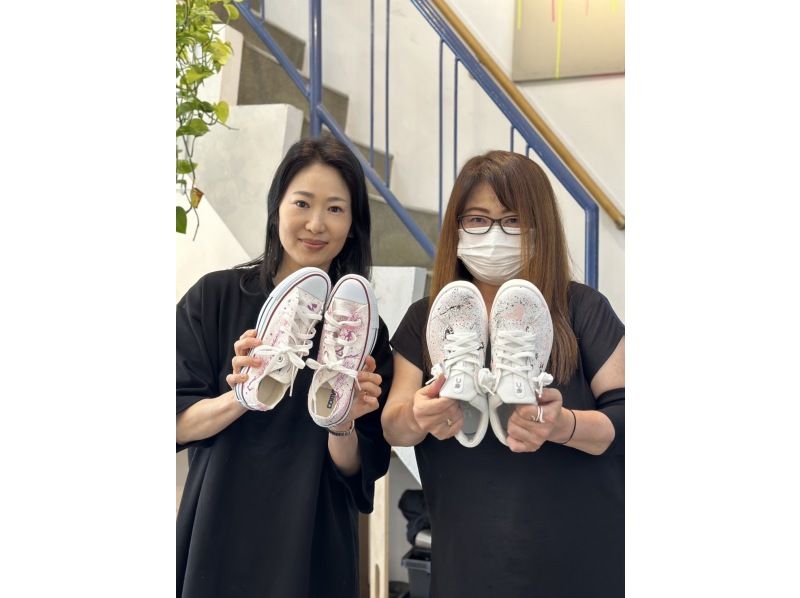 [Fukushima-ku, Osaka] Sneaker painting experience: Create your own custom sneakersの紹介画像