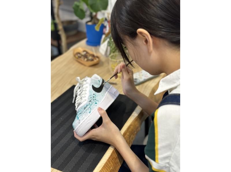 [Fukushima-ku, Osaka] Sneaker painting experience: Create your own custom sneakersの紹介画像