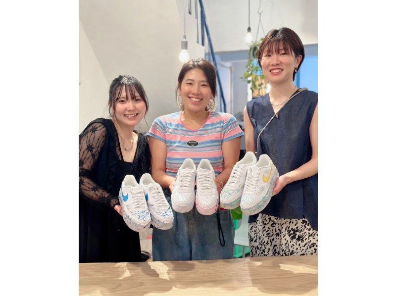 [Fukushima-ku, Osaka] Sneaker painting experience: Create your own custom sneakersの紹介画像