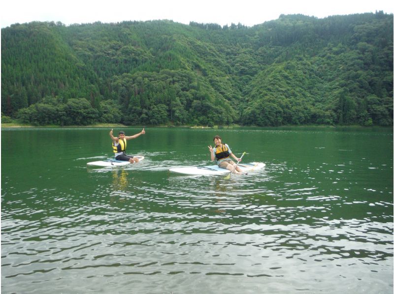 【福井県・九頭竜湖】　スーパーサマーセール実施中　九頭竜湖SUPツアー/穏やか湖面でスイスイ水上散歩を楽しもう。の紹介画像