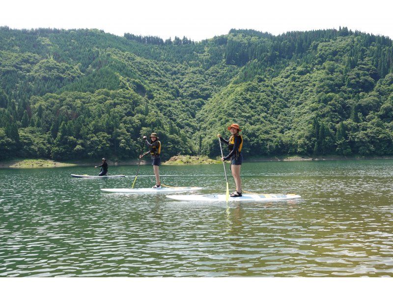 【福井県・九頭竜湖】　スーパーサマーセール実施中　九頭竜湖SUPツアー/穏やか湖面でスイスイ水上散歩を楽しもう。の紹介画像