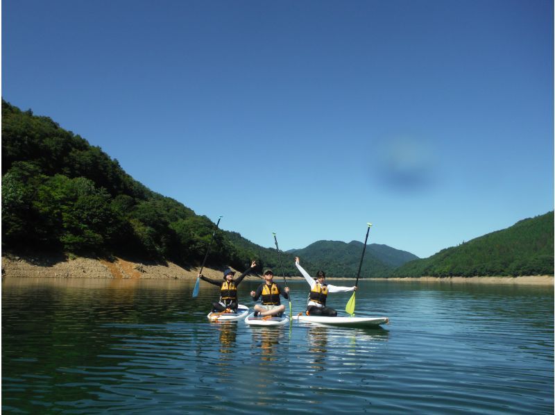 【福井県・九頭竜湖】　スーパーサマーセール実施中　九頭竜湖SUPツアー/穏やか湖面でスイスイ水上散歩を楽しもう。の紹介画像