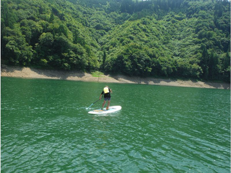 【福井県・九頭竜湖】　スーパーサマーセール実施中　九頭竜湖SUPツアー/穏やか湖面でスイスイ水上散歩を楽しもう。の紹介画像