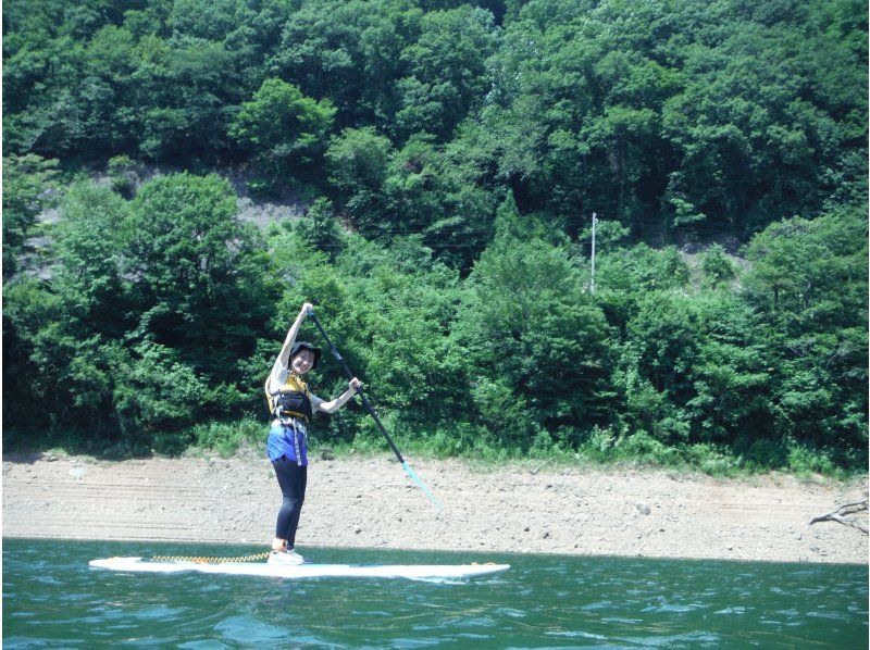 【福井県・九頭竜湖】　スーパーサマーセール実施中　九頭竜湖SUPツアー/穏やか湖面でスイスイ水上散歩を楽しもう。の紹介画像