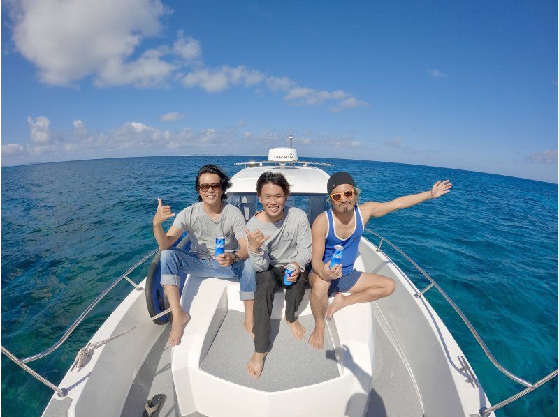 Super Summer Sale 2024 [Departing from Chatan] Fully charter the boat for your family group! Early morning and evening departures available! West Coast boat snorkeling! Photo rental included! 120 minutes up to 8 peopleの紹介画像