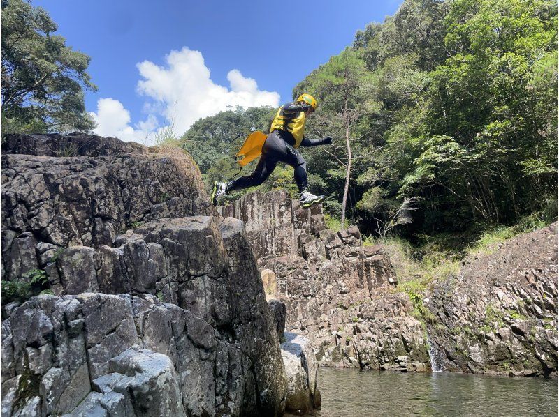 [Hyuga, Miyazaki] Shower climbing while swimming in a clear stream