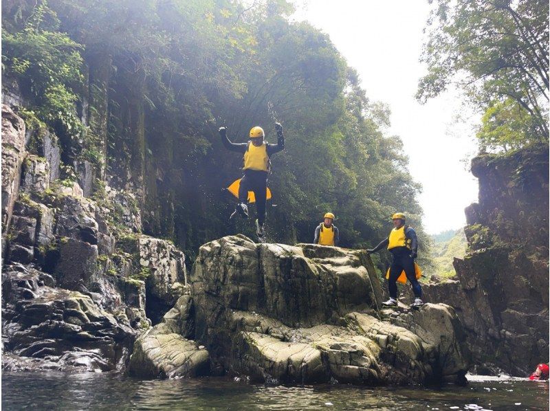 [Hyuga, Miyazaki] Shower climbing while swimming in a clear stream