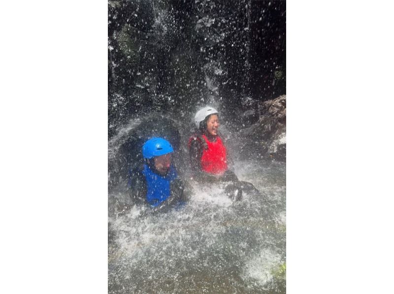 [Hyuga, Miyazaki] Shower climbing while swimming in a clear stream