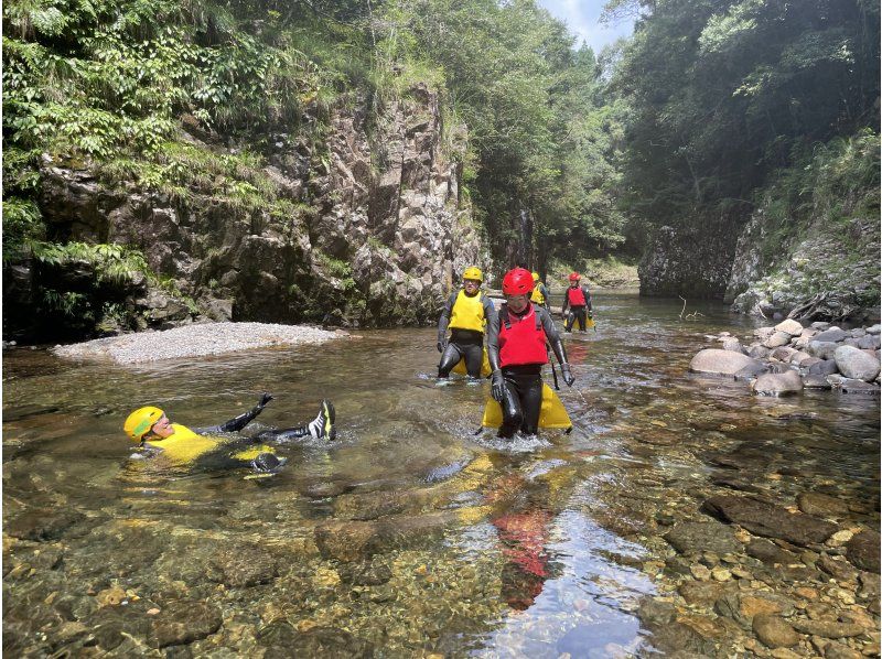 【宮崎・日向市】緩やかな清流を泳ぎながらシャワークライミング〜秘境感はまるでミニ高千穂峡！の紹介画像