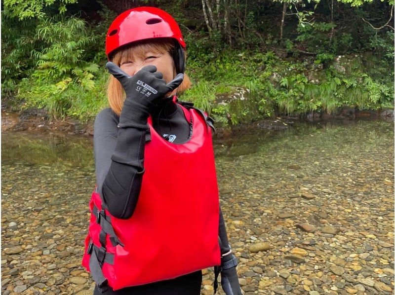 [Hyuga, Miyazaki] Shower climbing while swimming in a clear stream