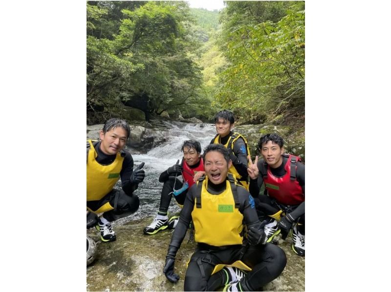 【宮崎・都農】ダイナミックな滝を登ったり天然のウォータースライダーが楽しめます！の紹介画像