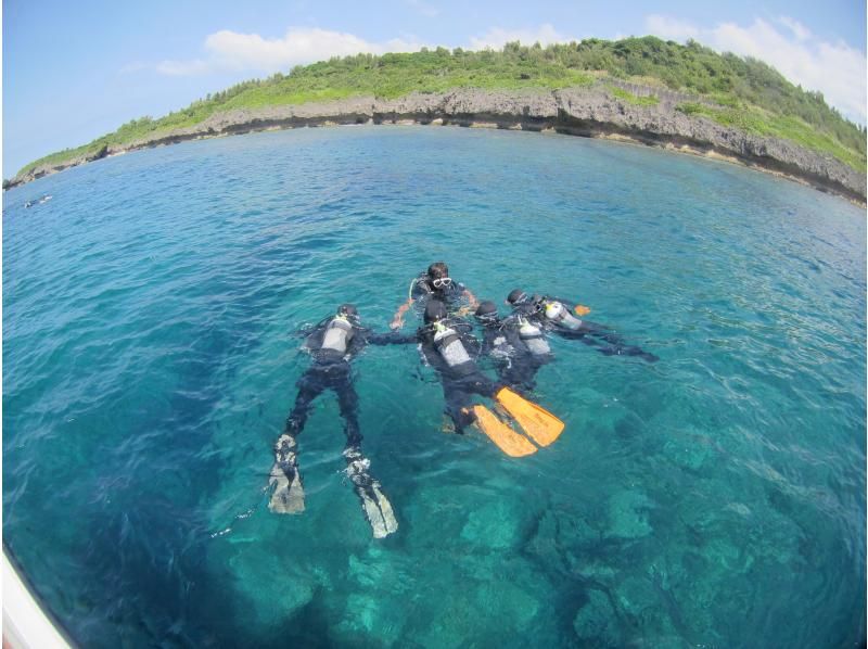 [Okinawa, Minna Island, Sesoko Island, Experience Diving] Gather empty-handed and enjoy a relaxing afternoon on a chartered boat for one guided diving experience!の紹介画像