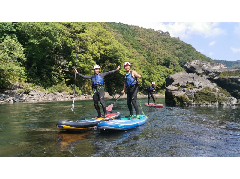 [โคจิ / แม่น้ำชิมันโตะ] ล่องแก่ง ทัวร์ประสบการณ์ 1 วันสนุกไปกับมัน! สนุกไปกับคอร์สล่องแก่งมากมายและ SUP [2024 Super Summer Sale]の紹介画像