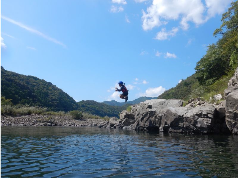[โคจิ / แม่น้ำชิมันโตะ] ล่องแก่ง ทัวร์ประสบการณ์ 1 วันสนุกไปกับมัน! สนุกไปกับคอร์สล่องแก่งมากมายและ SUP [2024 Super Summer Sale]の紹介画像