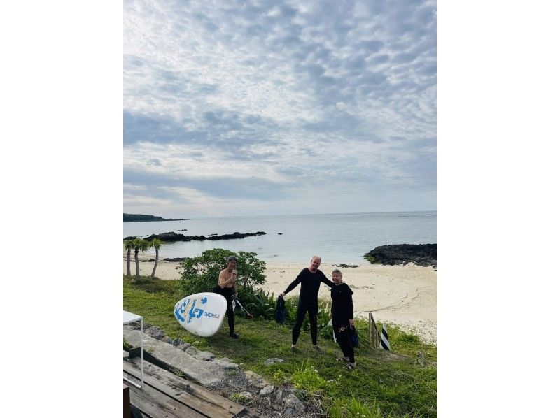 奄美大島ウミガメシュノーケルツアー⭐️クチコミ投稿でGoPro13の動画プレゼント、ショップ前の用安ビーチで階段下りたらそこがポイントの紹介画像