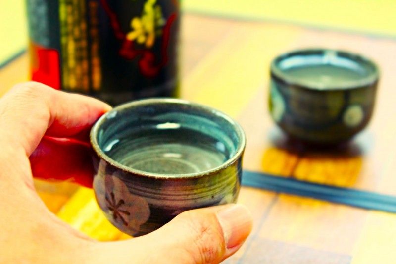 东京の事業者“Bankri株式会社(新宿啤酒)」が実施する日本酒飲み比べ体験の様子