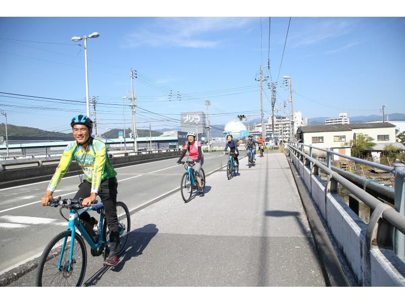 [โคจิ/ เมือง] ทัวร์ปั่นจักรยาน เพลิดเพลินไปกับโคจิและทริปชิมอาหารพร้อมไกด์ท้องถิ่นบนจักรยานไฟฟ้า "E-bike" แผนครึ่งวันの紹介画像