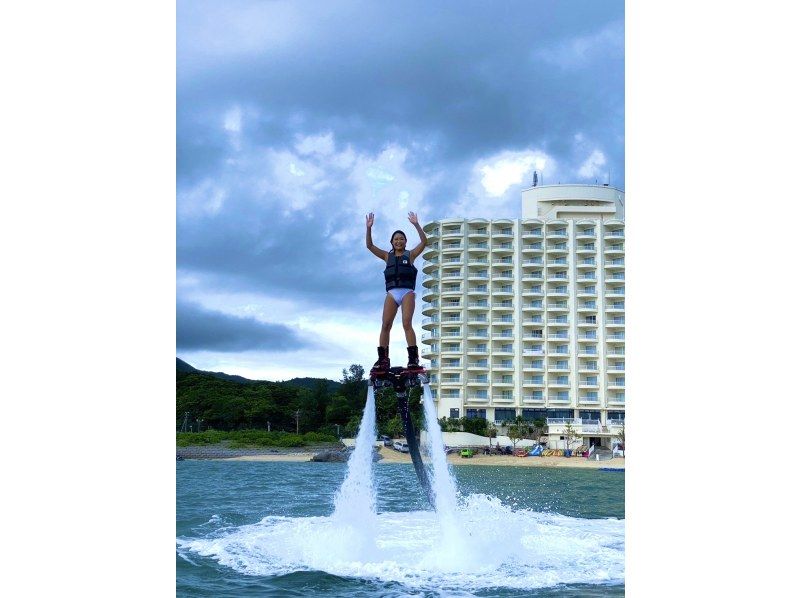 [Okinawa, Nago] The very popular flyboard experience plan!の紹介画像