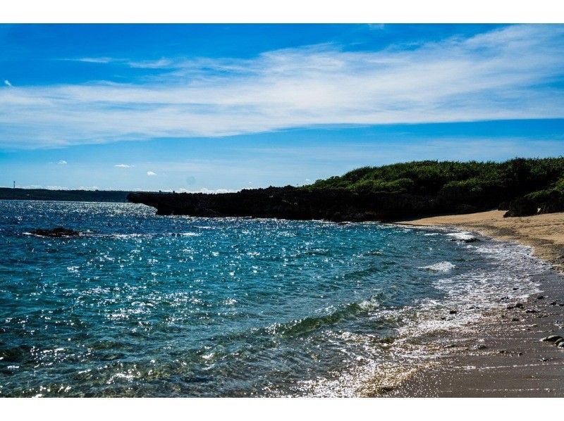 [Okinawa, Miyakojima] Get in touch with nature! Walking tour around the beach, caves, observation decks, etc. - 1 hour 30 minute course / Family, friends, couples, individuals, children welcomeの紹介画像