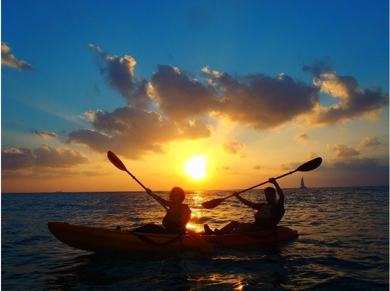 [หมู่บ้านออนนะโฮลดิ้ง]พายเรือคายัก(Sea Kayaking)ทัวร์ชมพระอาทิตย์ตกที่เกาะในทะเลทรายที่จะไปใน☆โอกินาว่าวันที่มาถึงก็โอเคตกลง☆ไม่มีข้อผิดพลาดที่น่าตื่นเต้นの紹介画像
