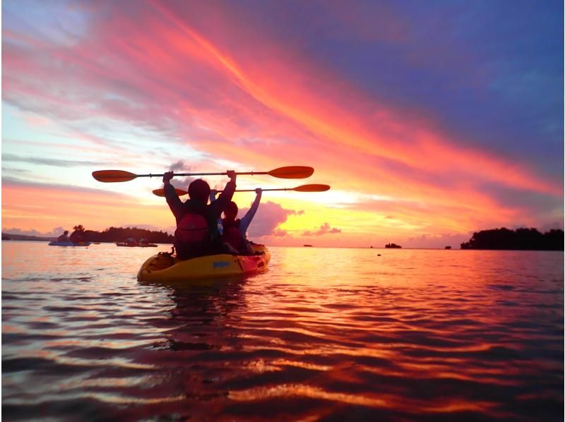 [หมู่บ้านออนนะโฮลดิ้ง]พายเรือคายัก(Sea Kayaking)ทัวร์ชมพระอาทิตย์ตกที่เกาะในทะเลทรายที่จะไปใน☆โอกินาว่าวันที่มาถึงก็โอเคตกลง☆ไม่มีข้อผิดพลาดที่น่าตื่นเต้นの紹介画像