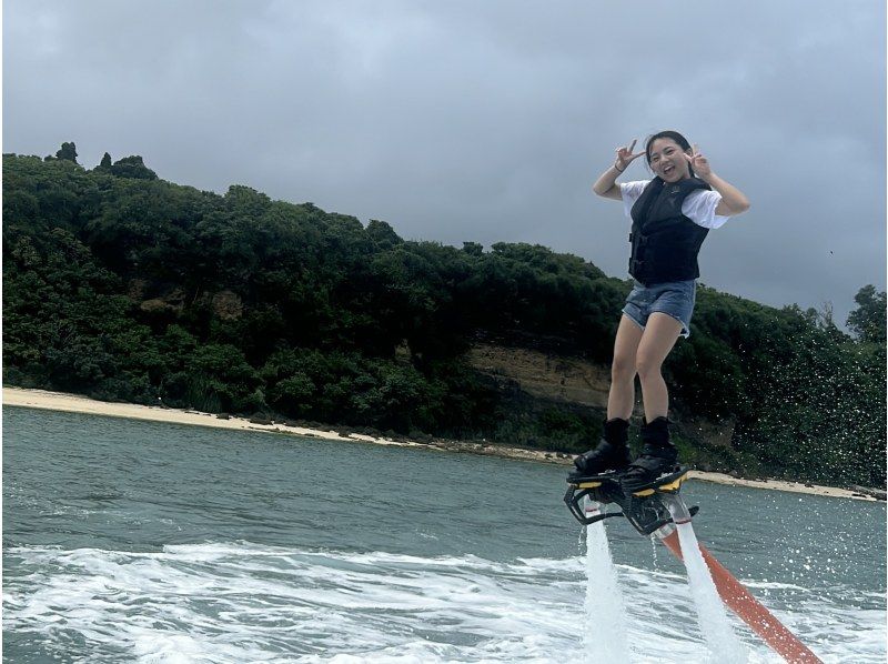【名護・今帰仁・古宇利島】初心者大歓迎!海の新定番フライボードで空を飛ぼう!沖縄でもトップクラスの美しさ今帰仁ブルーを上空で楽しむプランの紹介画像