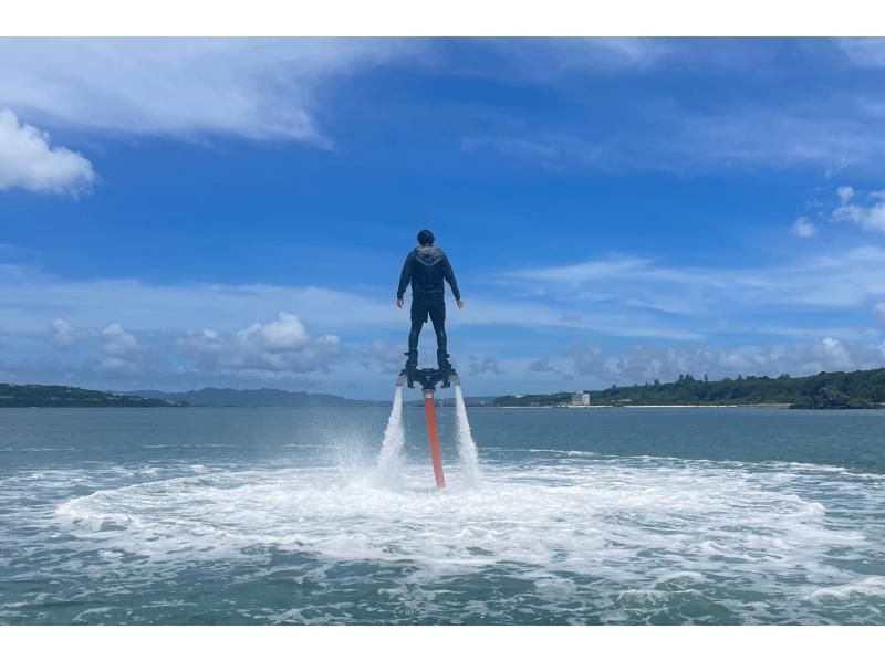 【名護・今帰仁・古宇利島】初心者大歓迎!海の新定番フライボードで空を飛ぼう!沖縄でもトップクラスの美しさ今帰仁ブルーを上空で楽しむプランの紹介画像