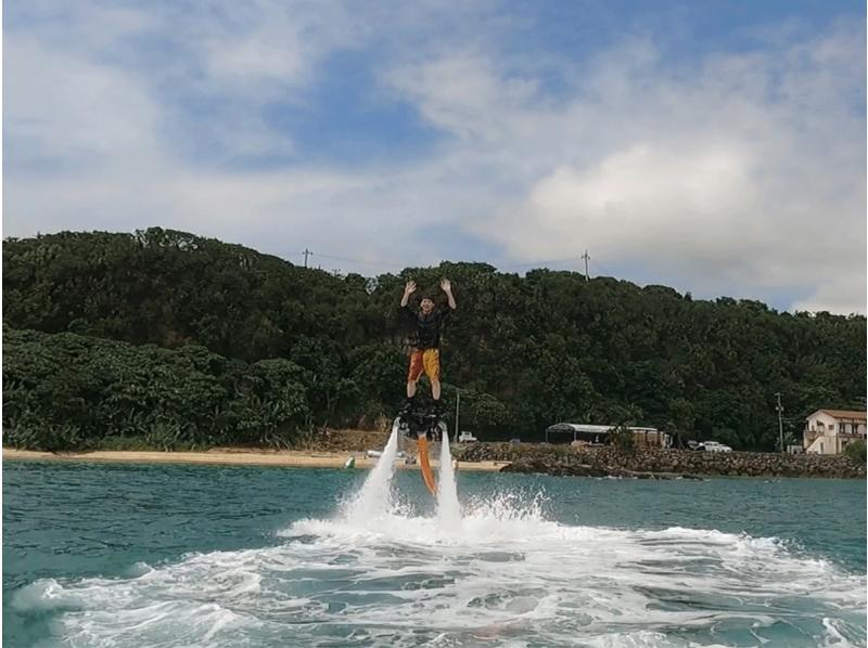 【名護・今帰仁・古宇利島】初心者大歓迎!海の新定番フライボードで空を飛ぼう!沖縄でもトップクラスの美しさ今帰仁ブルーを上空で楽しむプランの紹介画像