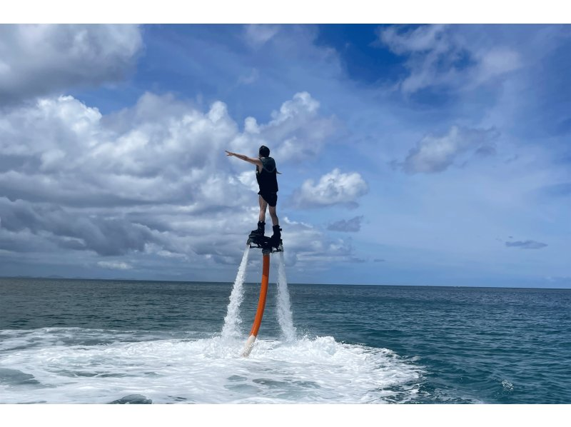 【名護・今帰仁・古宇利島】初心者大歓迎!海の新定番フライボードで空を飛ぼう!沖縄でもトップクラスの美しさ今帰仁ブルーを上空で楽しむプランの紹介画像