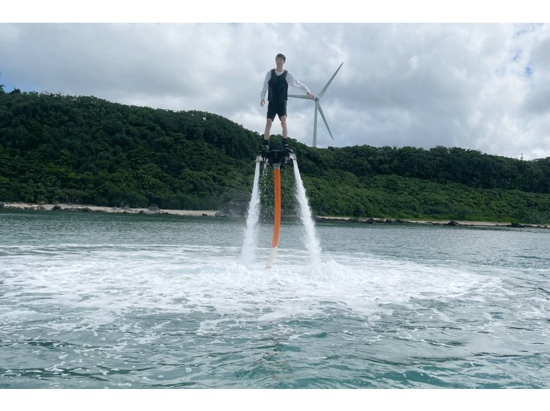 【名護・今帰仁・古宇利島】初心者大歓迎!海の新定番フライボードで空を飛ぼう!沖縄でもトップクラスの美しさ今帰仁ブルーを上空で楽しむプランの紹介画像