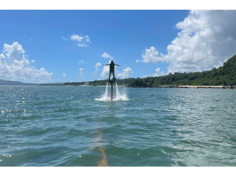 【名護・今帰仁・古宇利島】初心者大歓迎!海の新定番フライボードで空を飛ぼう!沖縄でもトップクラスの美しさ今帰仁ブルーを上空で楽しむプランの紹介画像