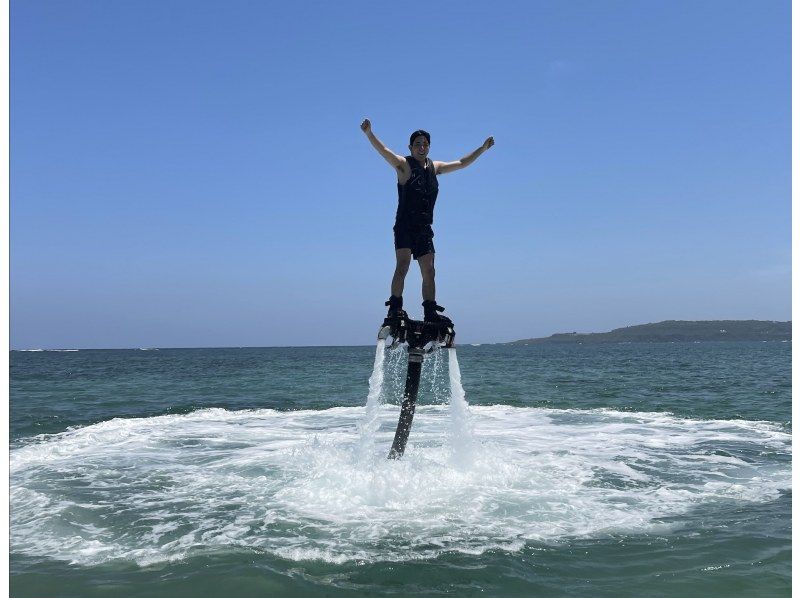 【名護・今帰仁・古宇利島】初心者大歓迎!海の新定番フライボードで空を飛ぼう!沖縄でもトップクラスの美しさ今帰仁ブルーを上空で楽しむプランの紹介画像