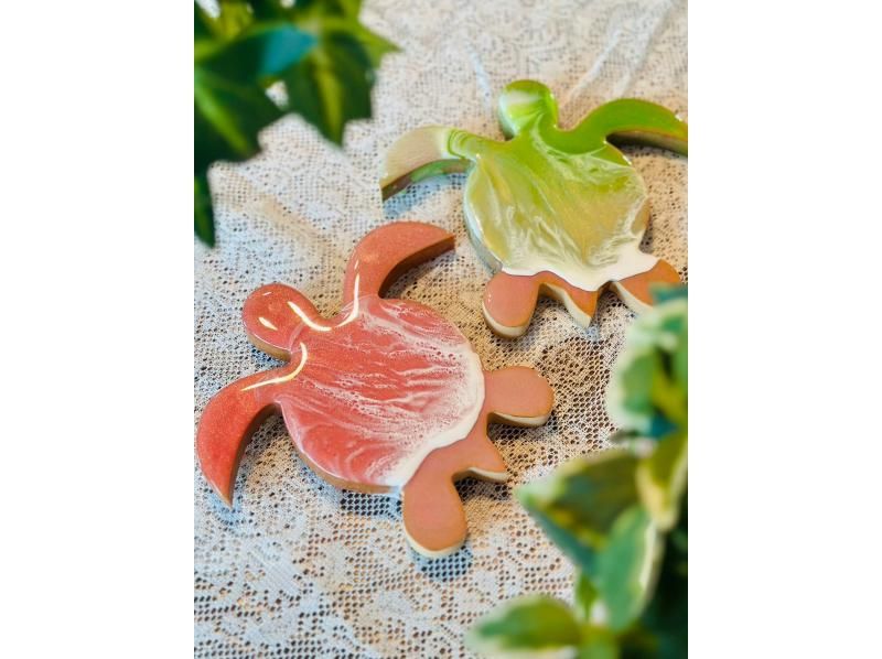 [Okinawa, Miyakojima] Experience ocean resin art! The most popular! "Art board production" Create the ocean of Miyakojima on a special shaped art board such as a sea turtle!の紹介画像