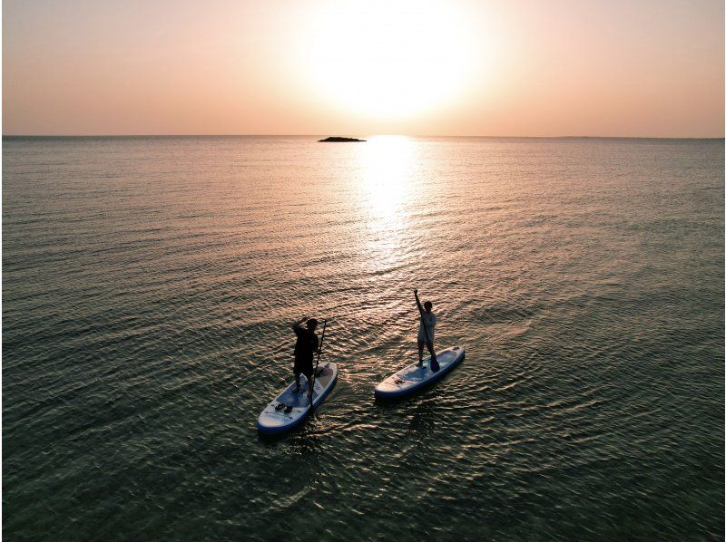 宮古島《1組限定！貸切プライベートツアー！》「SUPツアー&ドローン撮影」美しい夕日を観ながらサンセットサップ☀︎の紹介画像