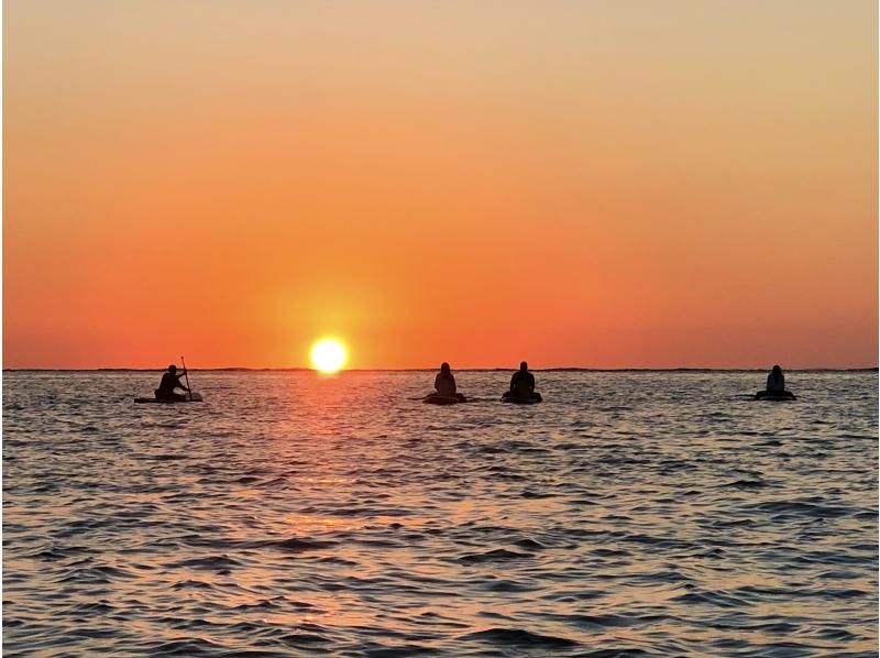 宮古島【サンセットSUP】《1組限定！貸切プライベートツアー！》「ドローン撮影付」美しい夕日を観ながらサンセットサップ☀︎の紹介画像