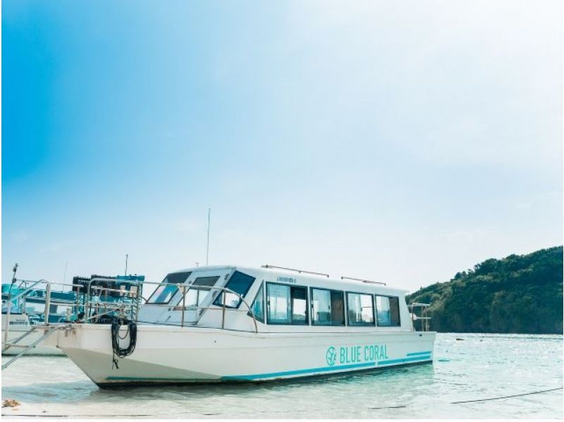 【限時優惠價！ 3歲以下兒童免費！ 】搭乘玻璃底船，從米其林三星酒店欣賞石垣島卡比拉灣的壯麗景色！の紹介画像